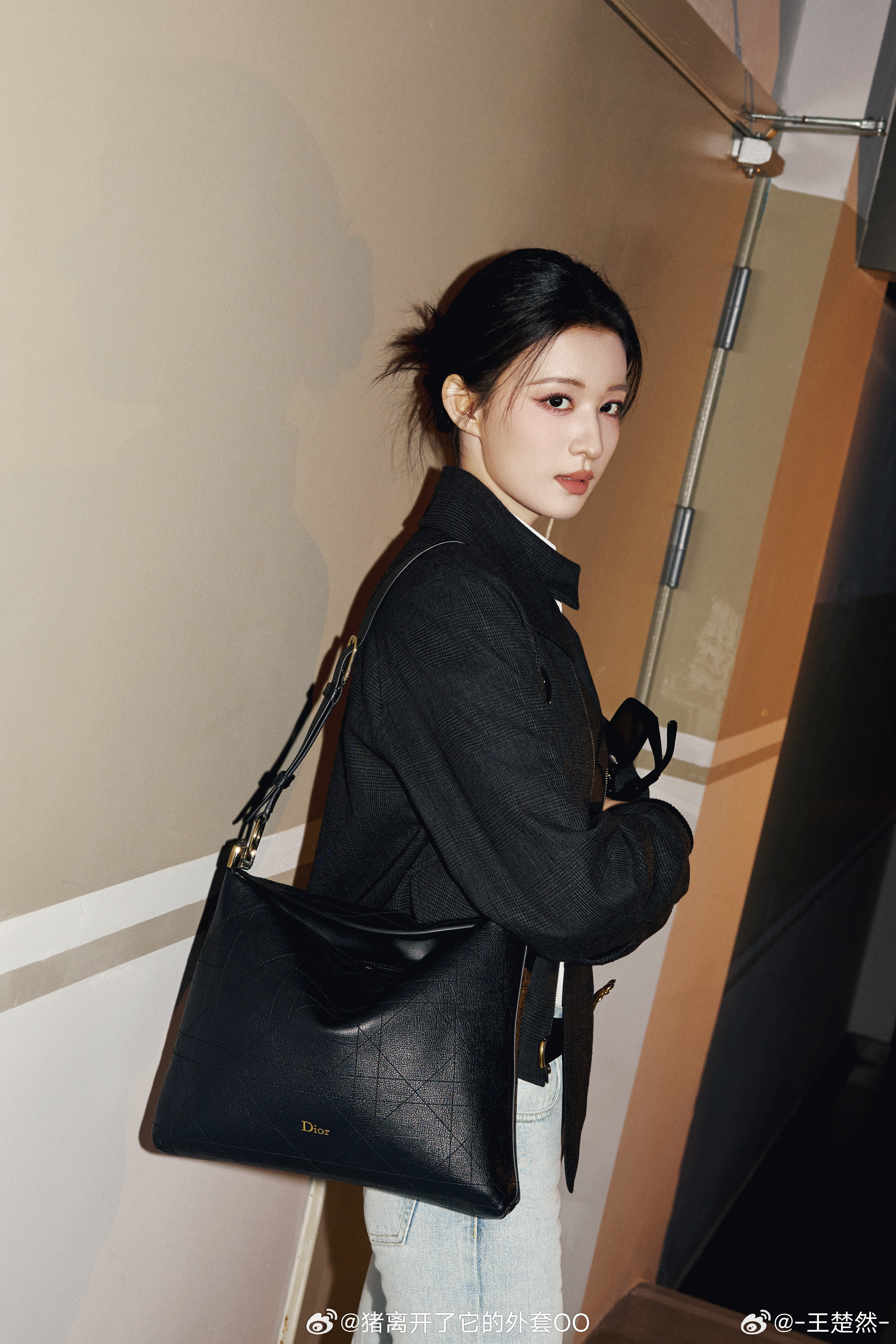 王楚然巴黎时装周出发图，冷艳美飒！！