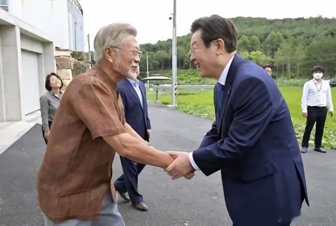 李在明这顿饭算给文在寅吃安心了。他终于不用再操心法院的传唤。退了休还要应付官司，
