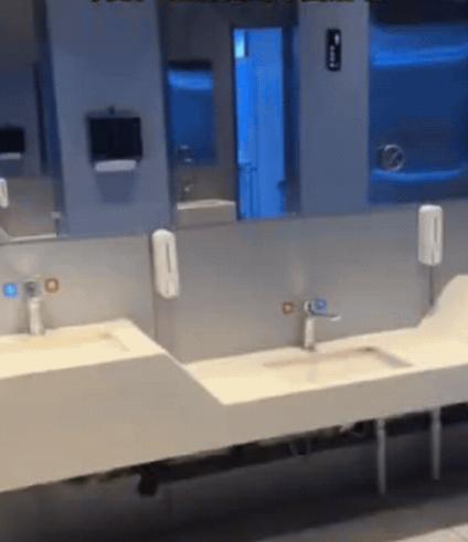 解释不清了！黑龙江一女子逛商场，突然尿急！特别想上厕所，好不容易找到个厕所，结果