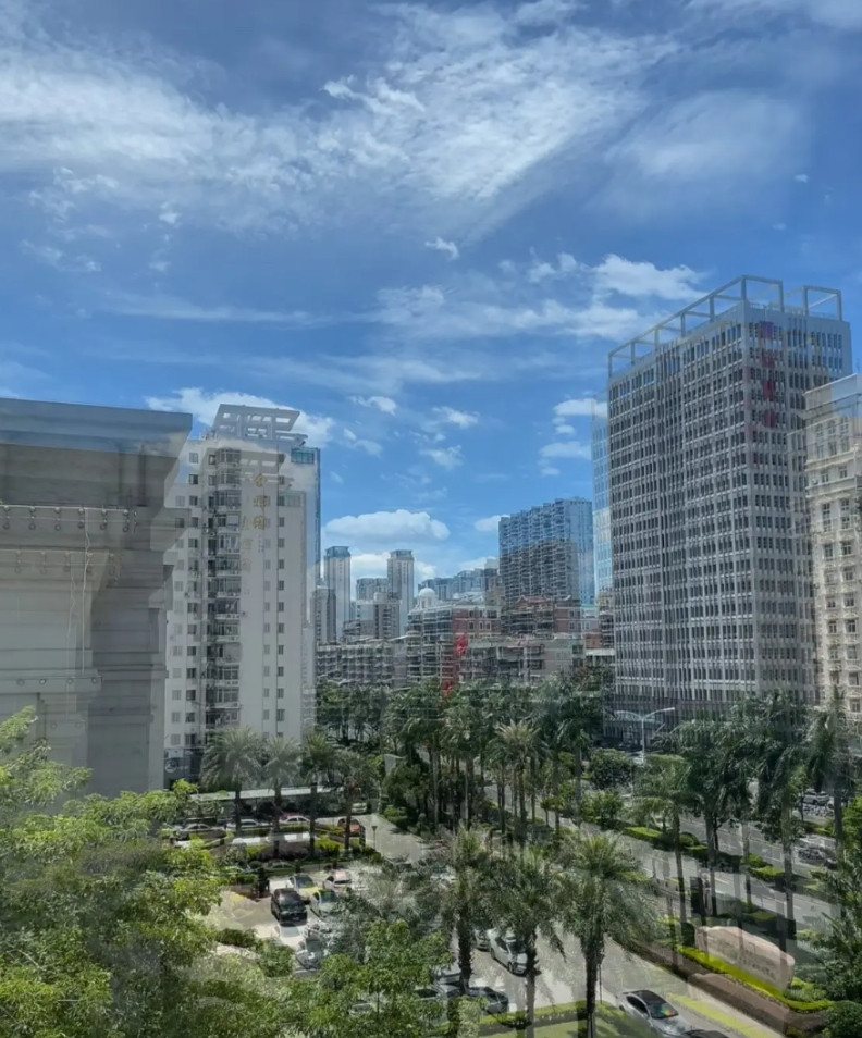 天佑厦门，经过一夜的暴风雨后厦门今天放晴了。台风“杨柳”昨晚过境，天气预报市