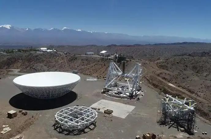 看来阿根廷的经济是缓了一口气，让米莱觉得我又行了。据报道，阿根廷总统米莱为讨好美