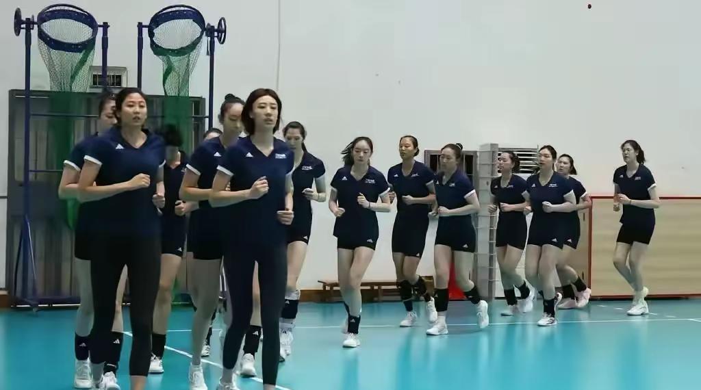 膝盖还在发抖，主力全回了！这回世锦赛真没借口了。漳州基地热闹得像过年。李盈莹
