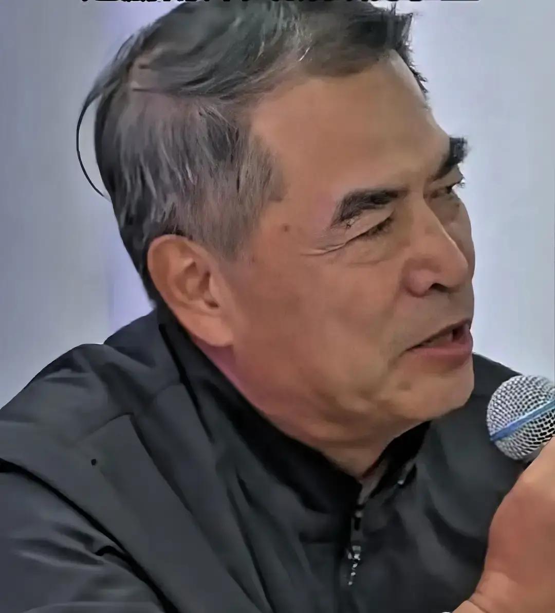 2015年，何晴查出脑瘤，手术台上没人签字，差点卡壳。前夫许亚军早散了，前男友刘