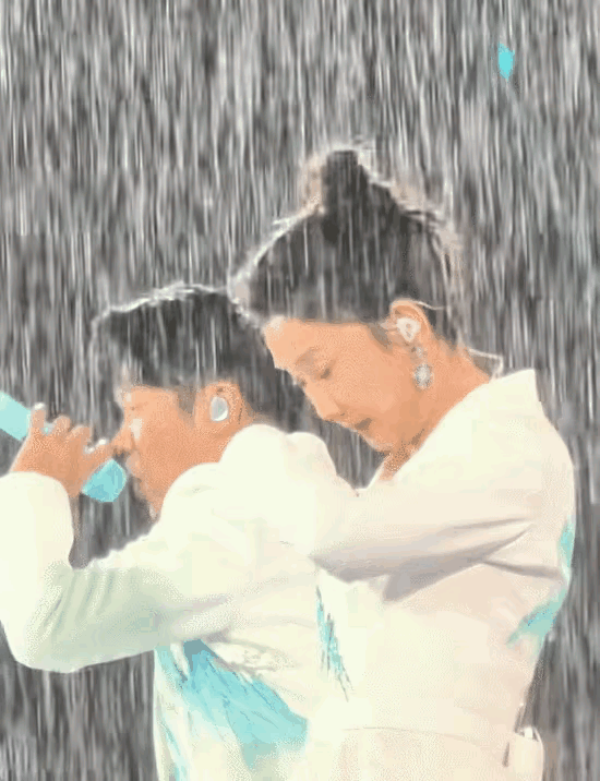 曾毅耍帅，坑惨了玲花！大雨下的演唱会，曾毅几乎没跟搭档商量，就扔掉了手中的透明雨