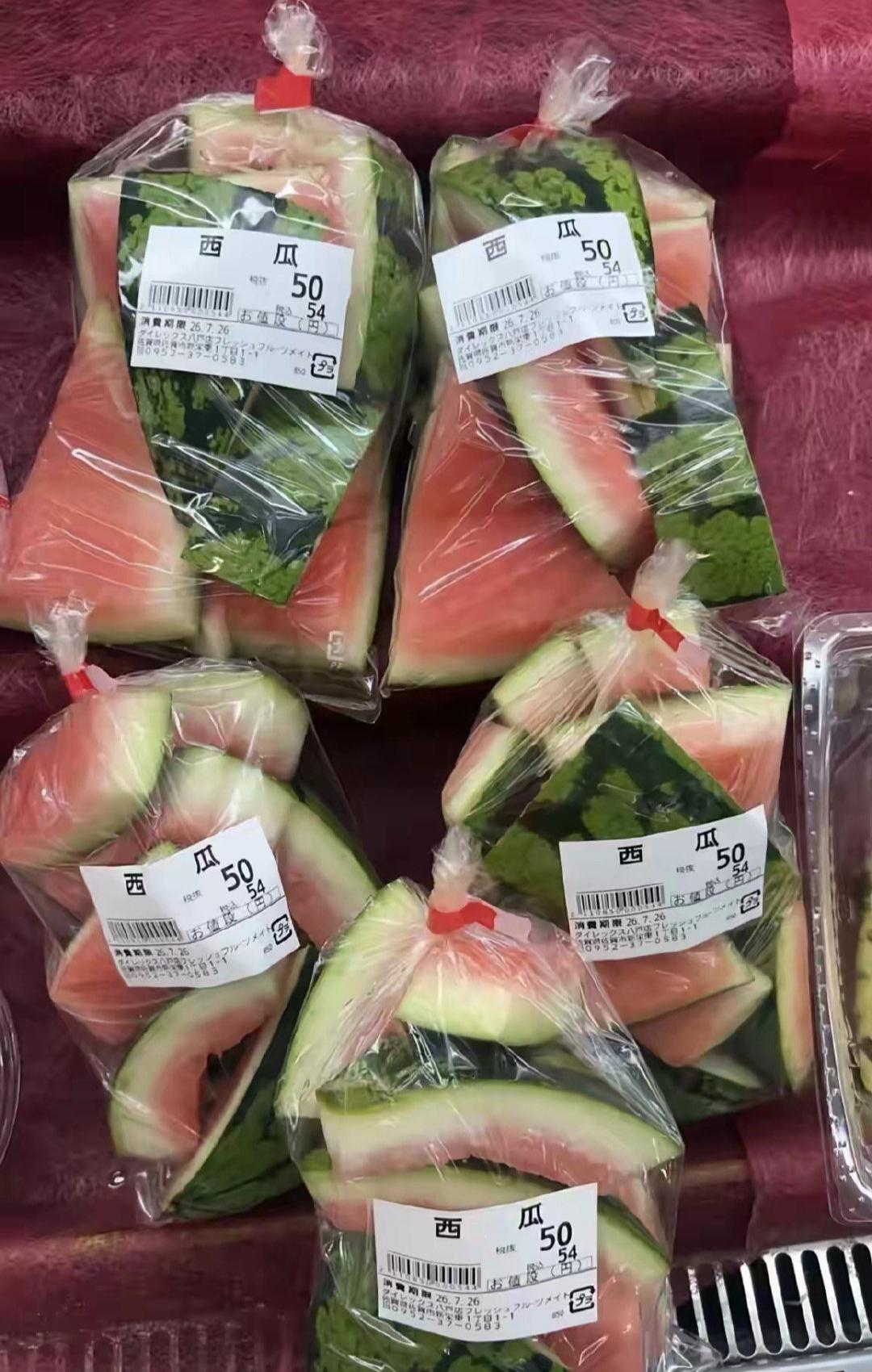 日本超市还有卖西瓜皮的，50元一袋，真是不可思议吧。我非常好奇的是，这西瓜皮买回