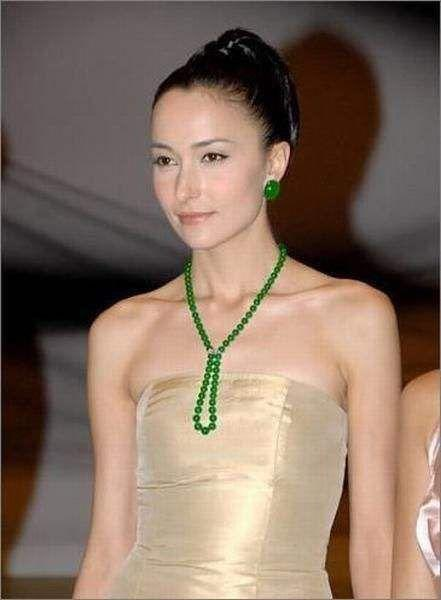 吴彦祖老婆怎么变化这么快？很大原因可能是彦祖爆料说10年没有夫妻生活了男人没有夫妻生活，好像没啥变化