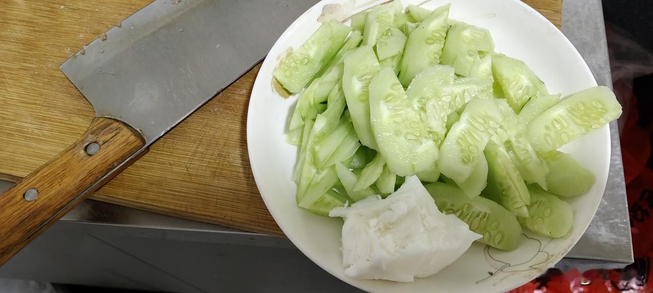 昨晚肚子胀痛了一个晚上，辗转反侧都没有睡觉，又失眠了，早上起来肚子还是胀痛难受，