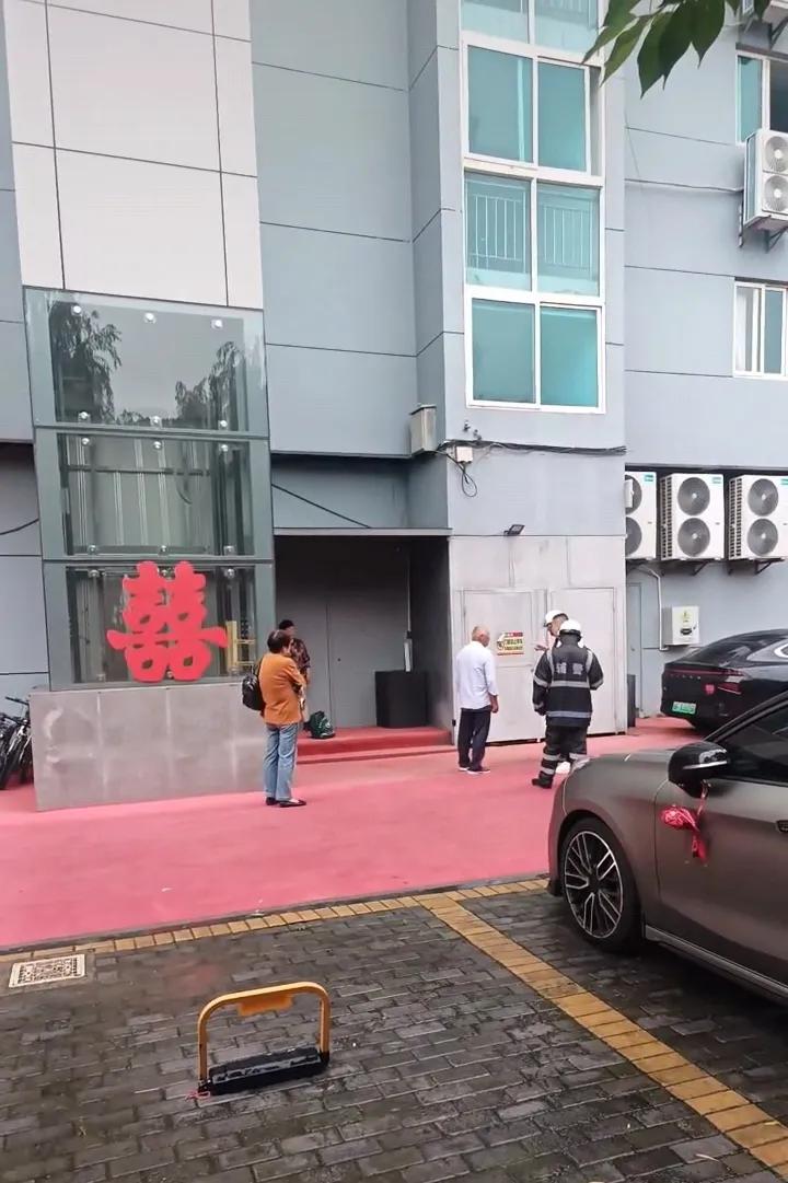 浙江嘉兴桐乡有一位钱老板，女儿大婚，办了三天酒席一共250桌。现在欠着一位猪