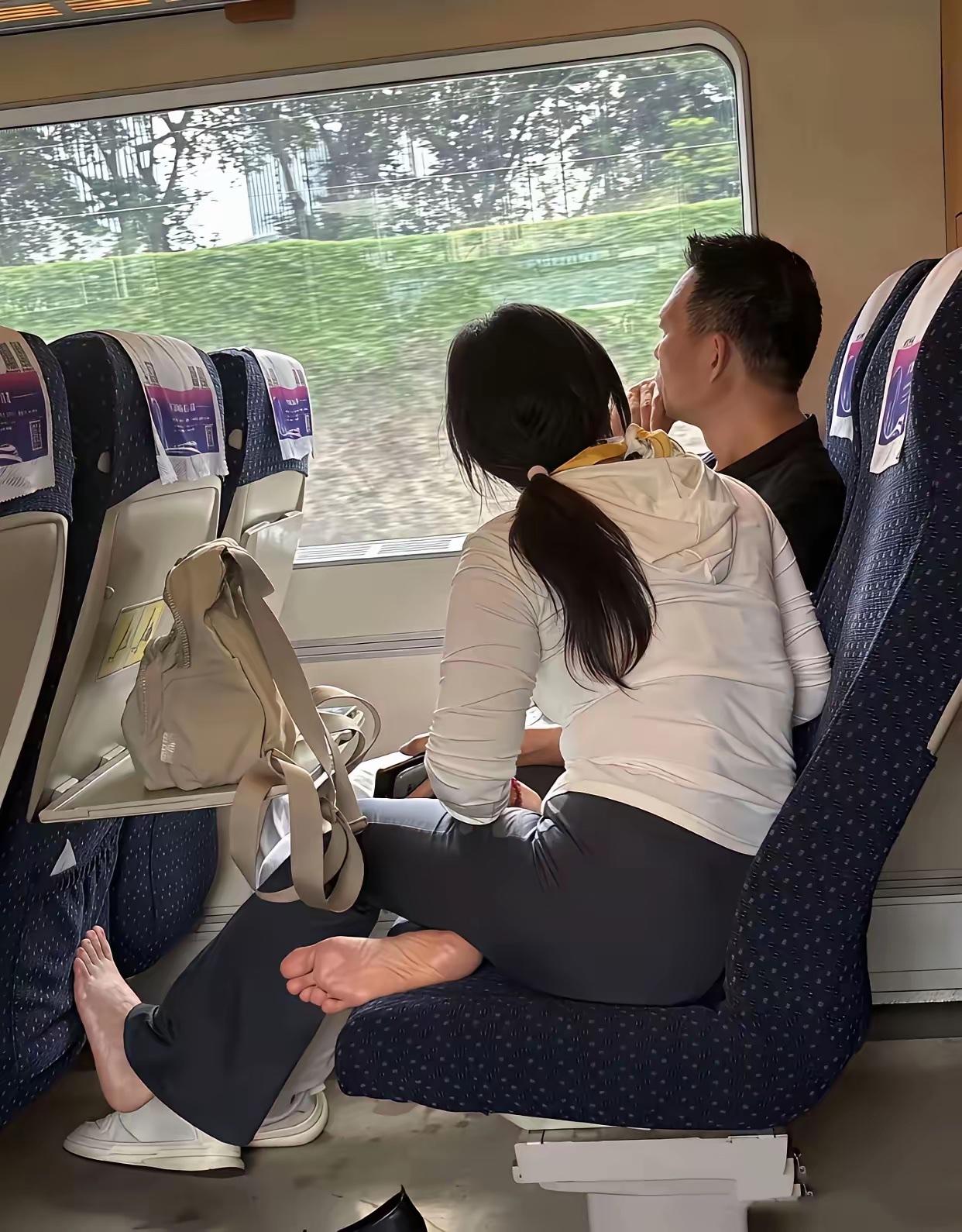 出门坐高铁这样真的礼貌吗