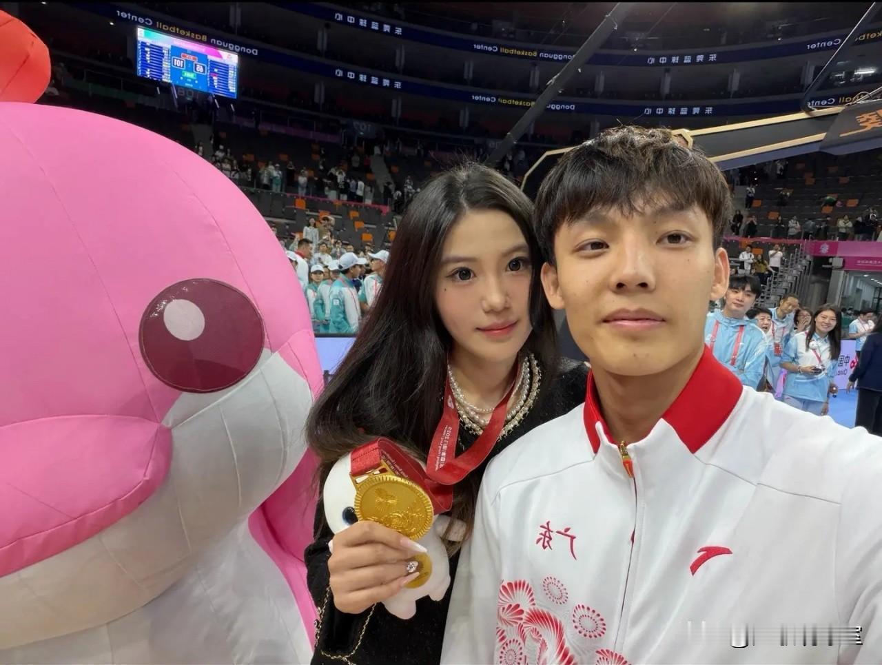 话说徐杰是不是有点飘了？广东全运男篮夺冠后，徐杰和女朋友在社媒晒照秀恩爱，夺冠当