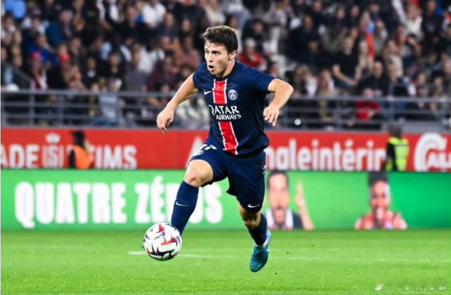 在接受采访的时候纳尼谈到了曼联的阵容，他认为球队的中场需要替代者。纳尼说：“毫无