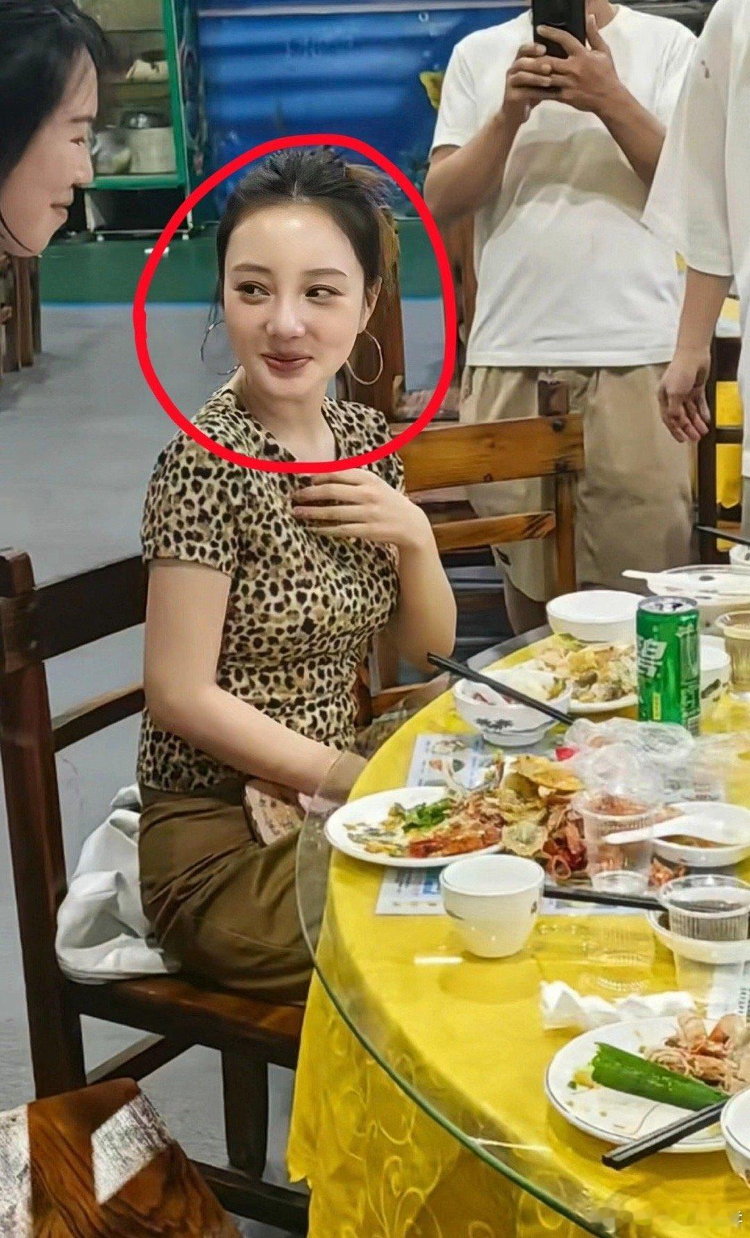不是…李小璐本人长这样？！！没有滤镜40多岁原相机，这状态好能打！！脸白白嫩嫩的
