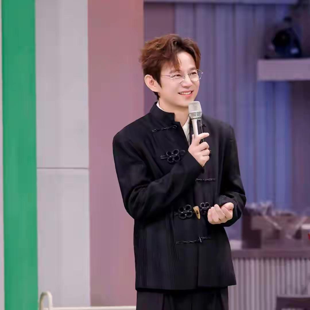 何炅、撒贝宁落选“金声奖”，实则与评选规则和赛道定位密切相关。金声奖作为国家级政