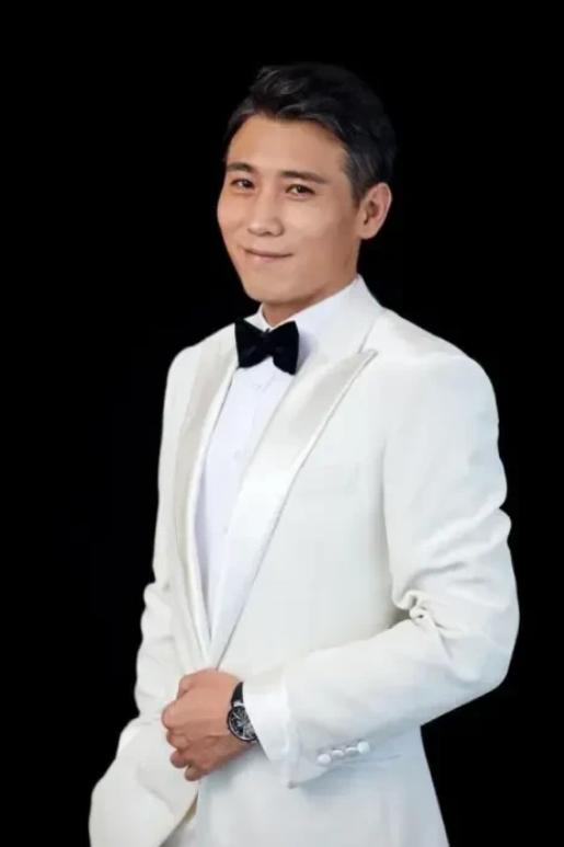 李乃文去一个大公司应聘白领，对方问："你会什么？"李乃文说："我会朗诵。"对