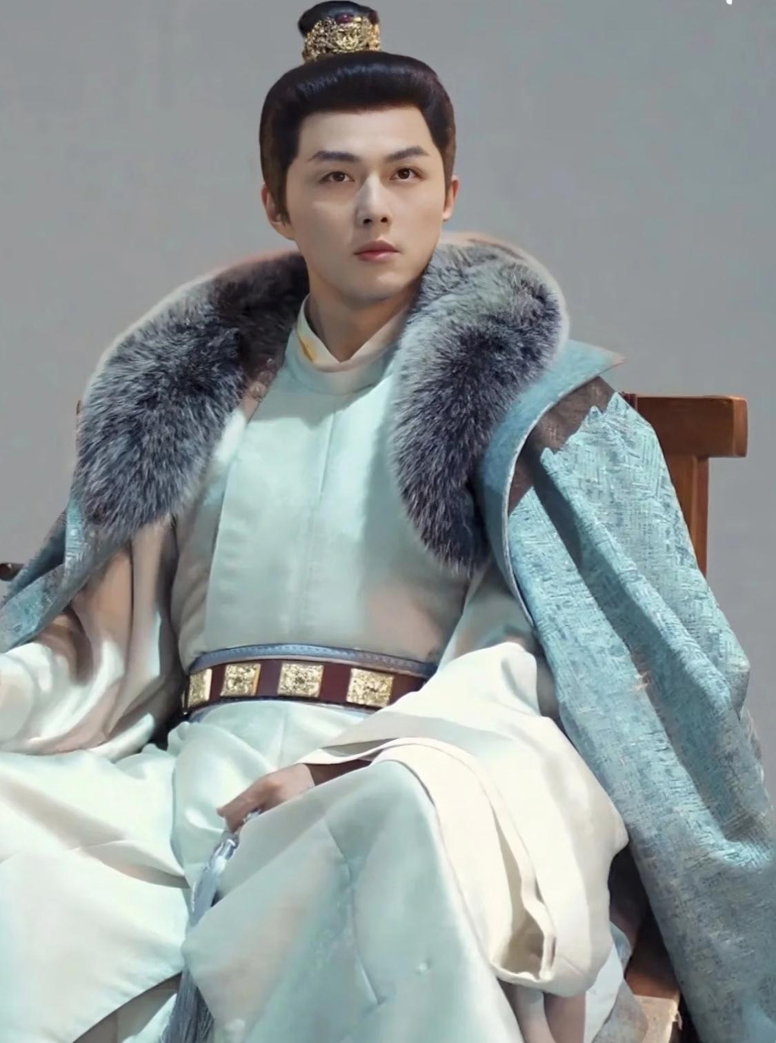 言凤山可以假死，顾玉却不能，因为顾玉面对的是真正的外敌铁秣人。杀言凤山是私仇