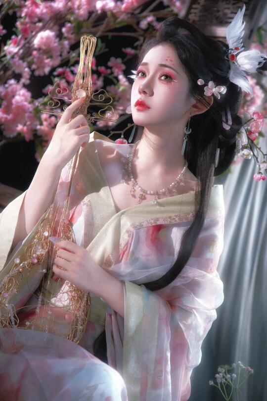 镜头藏下一场桃花劫，　