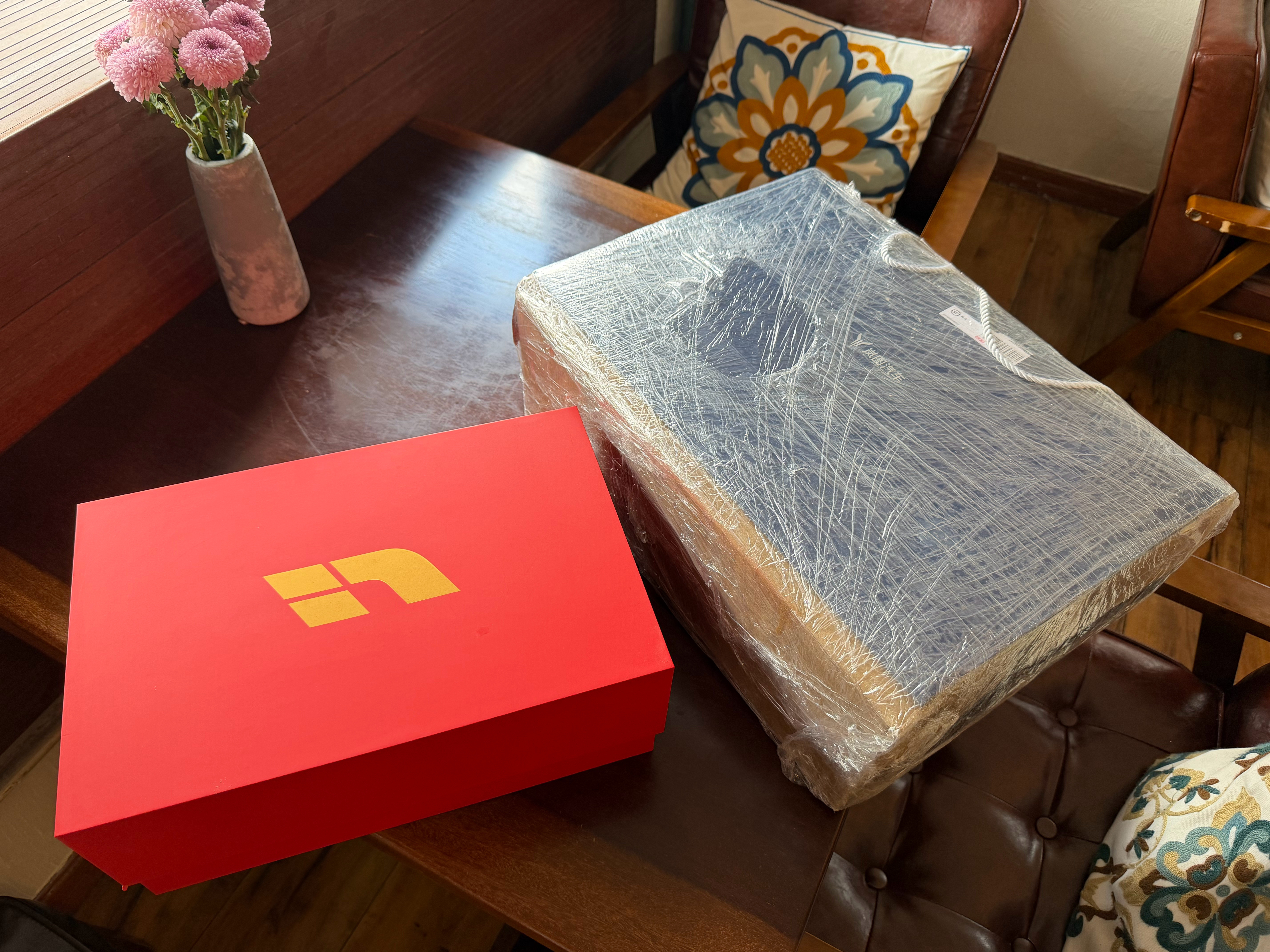 给中奖的俩粉丝邮寄奖品，记得收哈！下午还有抽奖，奖品价值不菲，留意，视频准时上，