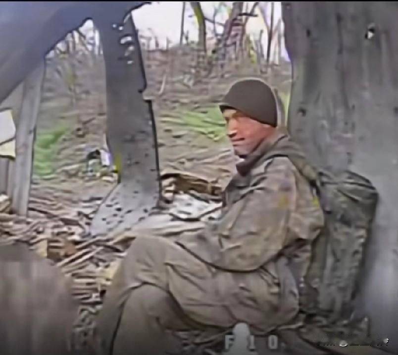 乌克兰发布无人机袭击视频，一名俄军士兵原地坐着，淡定面对死亡！战争真是残酷，几百