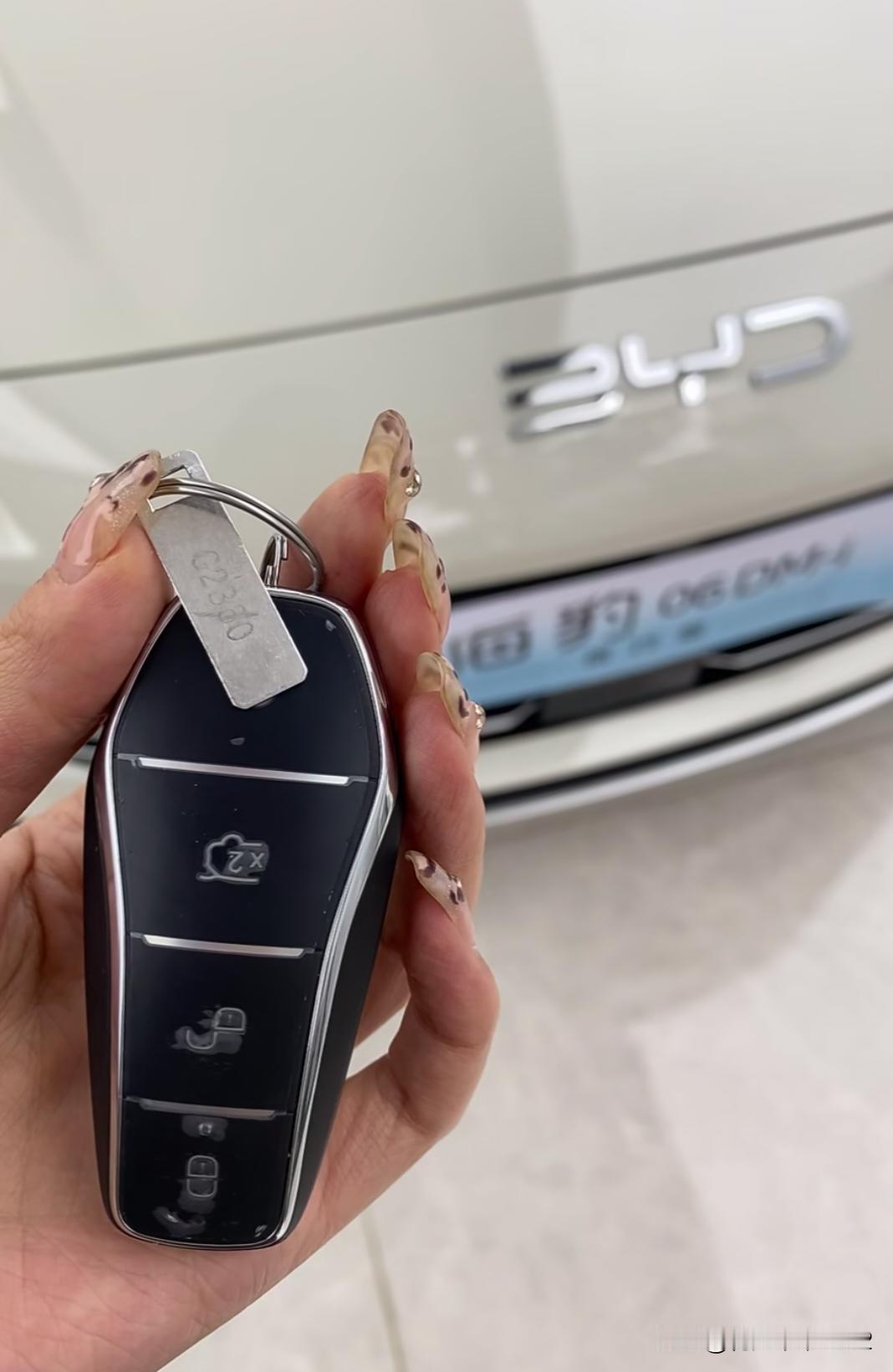 比亚迪车主们可长点心吧！提车后第一件事就是把车钥匙上面的这个小铁片取下来单独保