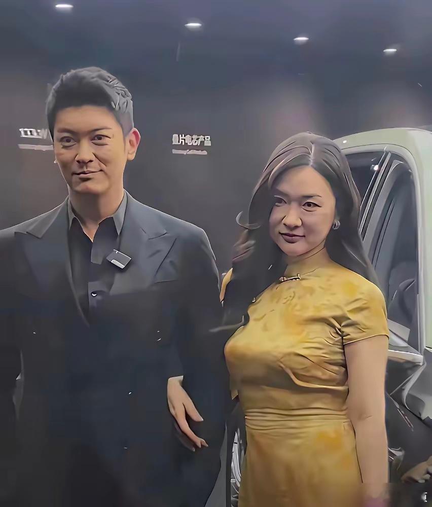 车展生图一出来，杜江脸上那两道纹，比霍思燕的腰还抢镜。西装笔挺，褶子却藏不住。旁边霍思燕裹着黄色旗袍