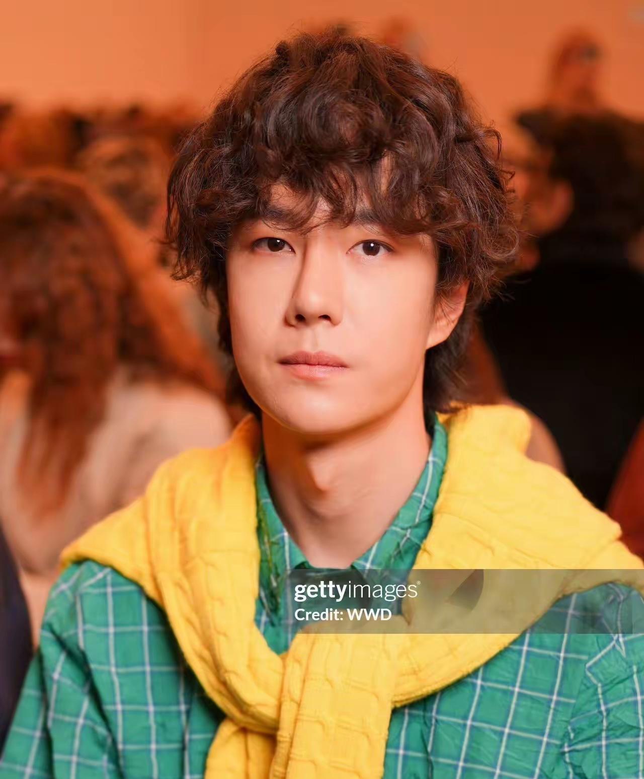 王一博巴黎秀，这发型太酷啦！尤其是穿这套黄配绿，简直就是妥妥的帅哥一枚！五官很