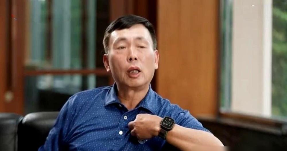 段永平沉默了整整七秒。田小姐那句“成功靠运气”掉在地上，没人去捡。王石想圆场