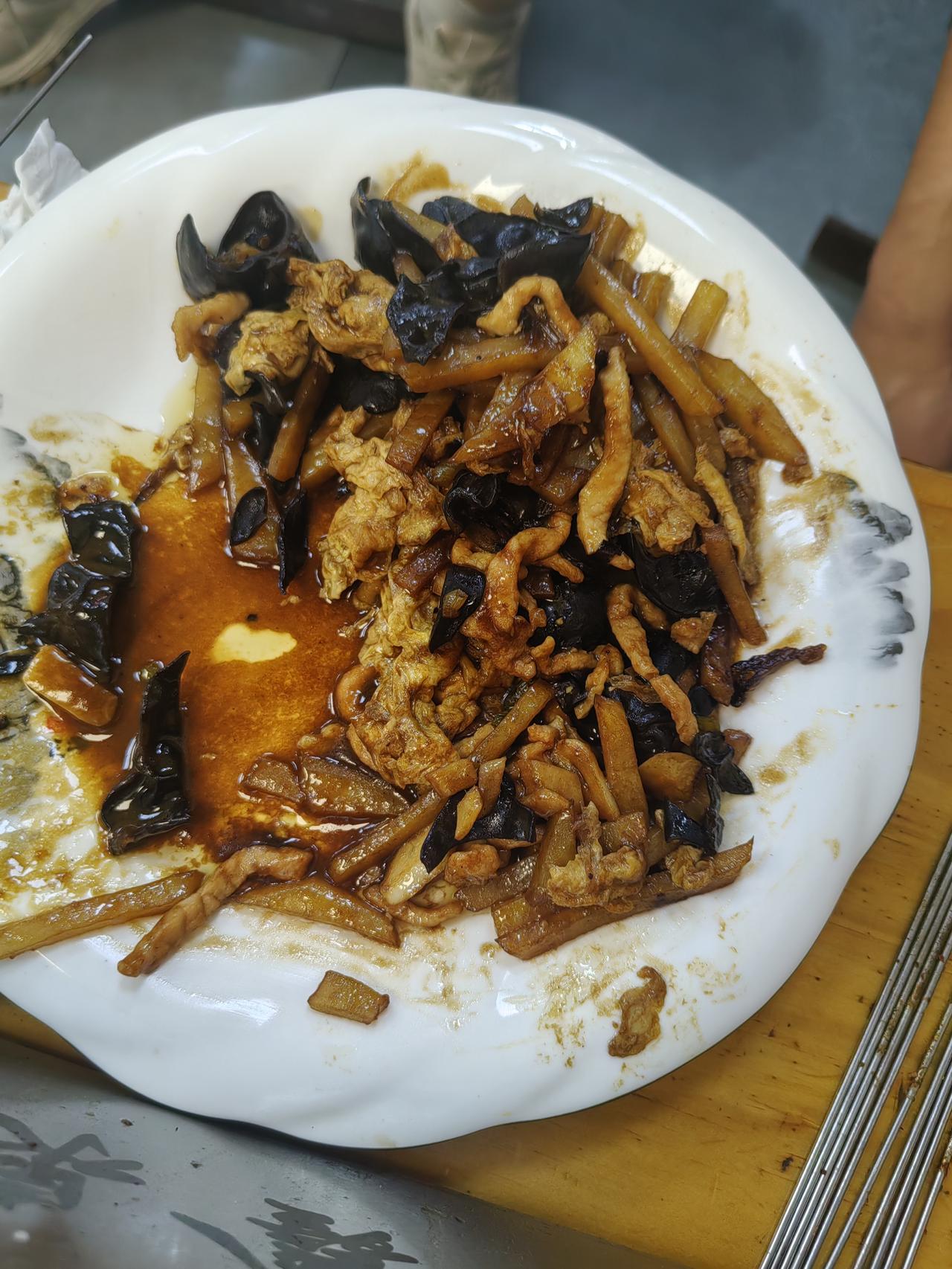 我不明白，就一个苍蝇馆子，一个木须肉为什么要这么高的价格？木须肉在山东来说，