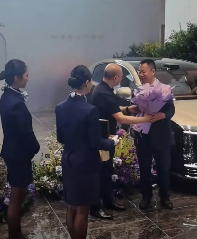 尊界首批车主有点失望不是余总来交付，车主貌似不怎么开心。发现没有，跟小米老板
