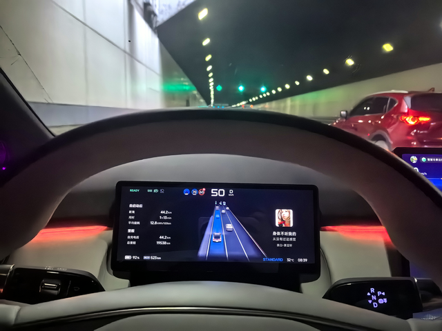 虽然是家用车但是也还是好开的小鹏P7+加速正常标准模式就够用了，动力随叫随到，