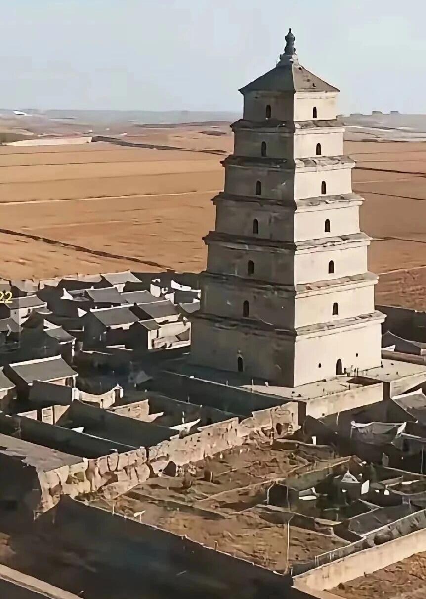 老照片，记录历史瞬间图一是100年前的西安“大雁塔”；图二是今天的“大雁塔”！是