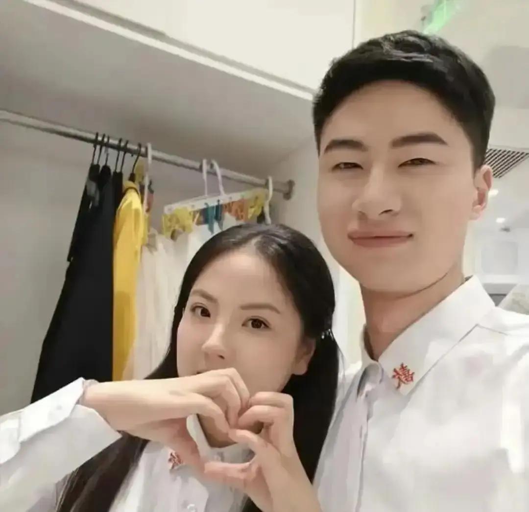 庞众望在实验室熬夜调参数，女友在镜头前熬夜调滤镜。一个想拿诺奖，一个想拿广告费，