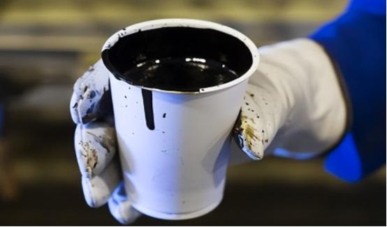 一吨原油送进炼油厂，可以提炼出300公斤汽油、400公斤柴油、50公斤煤油，剩下