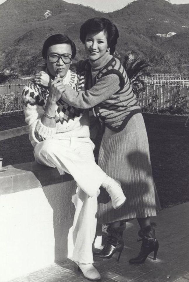 狄波拉是当年风光的港姐冠军，谢贤一见倾心，主动热烈追求，1979年两人办了轰动全
