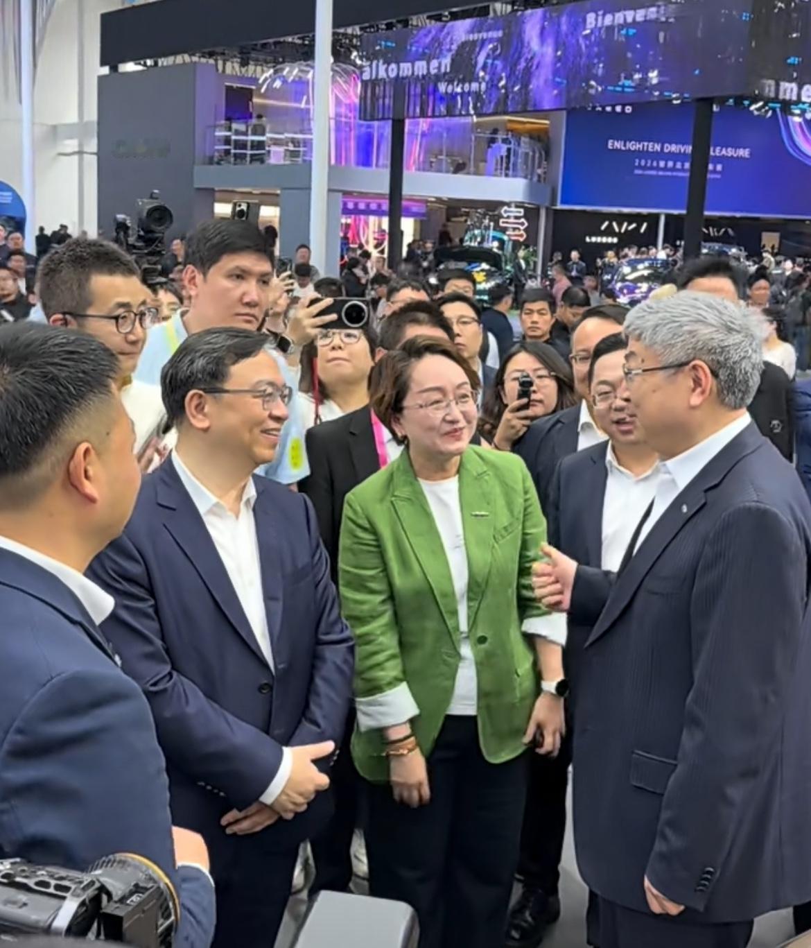 王传福带领一众高管造访奇瑞展台！4月25日，北京车展第二日，比亚迪董事长王传