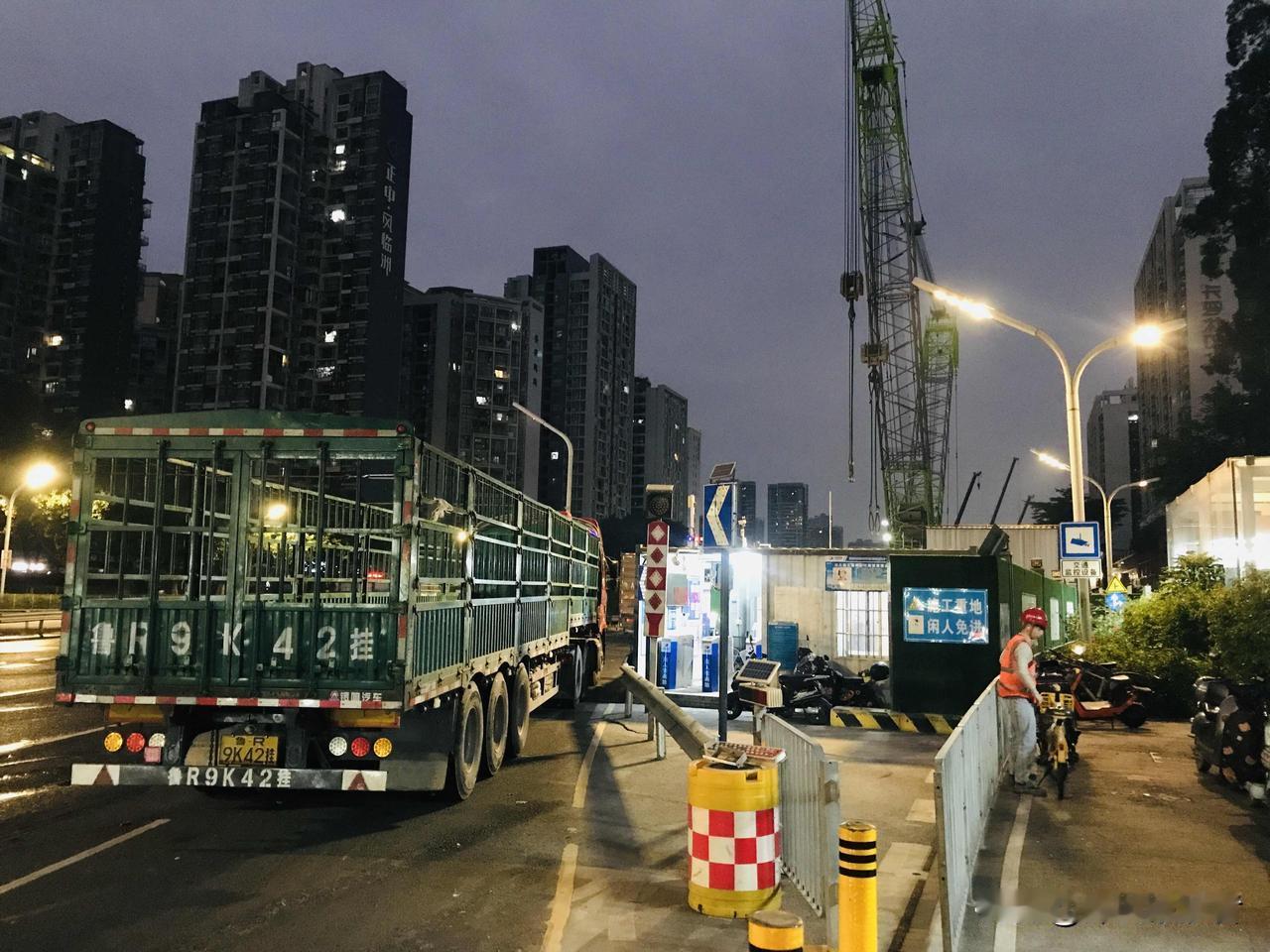 一大清晨，住宅附近深圳宝安大道的工人兄弟们就开工了，穗莞深城际线宝安站预计202