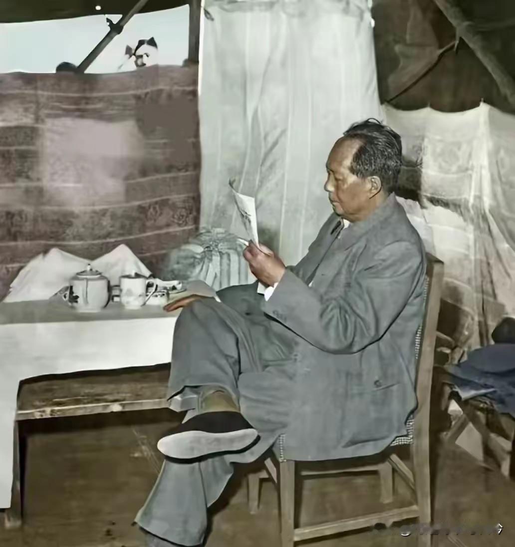 毛主席一生伟大而朴素！瞧那衣衫褴褛、蓬头垢面的他，不知看哭了多少人。在艰难岁