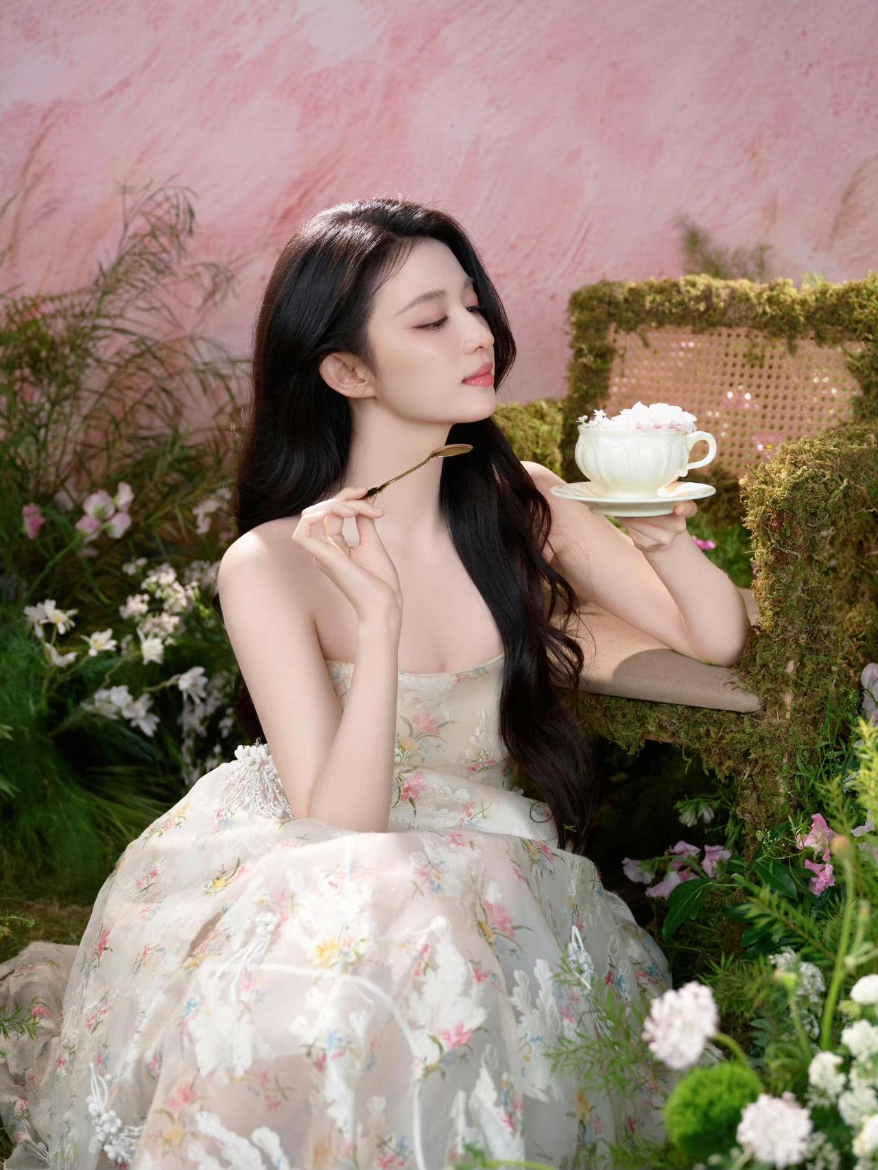 王楚然粉墙晕开温柔的底色你坐在苔藓织就的椅上裙裾漫过丛生的花事像把整个春
