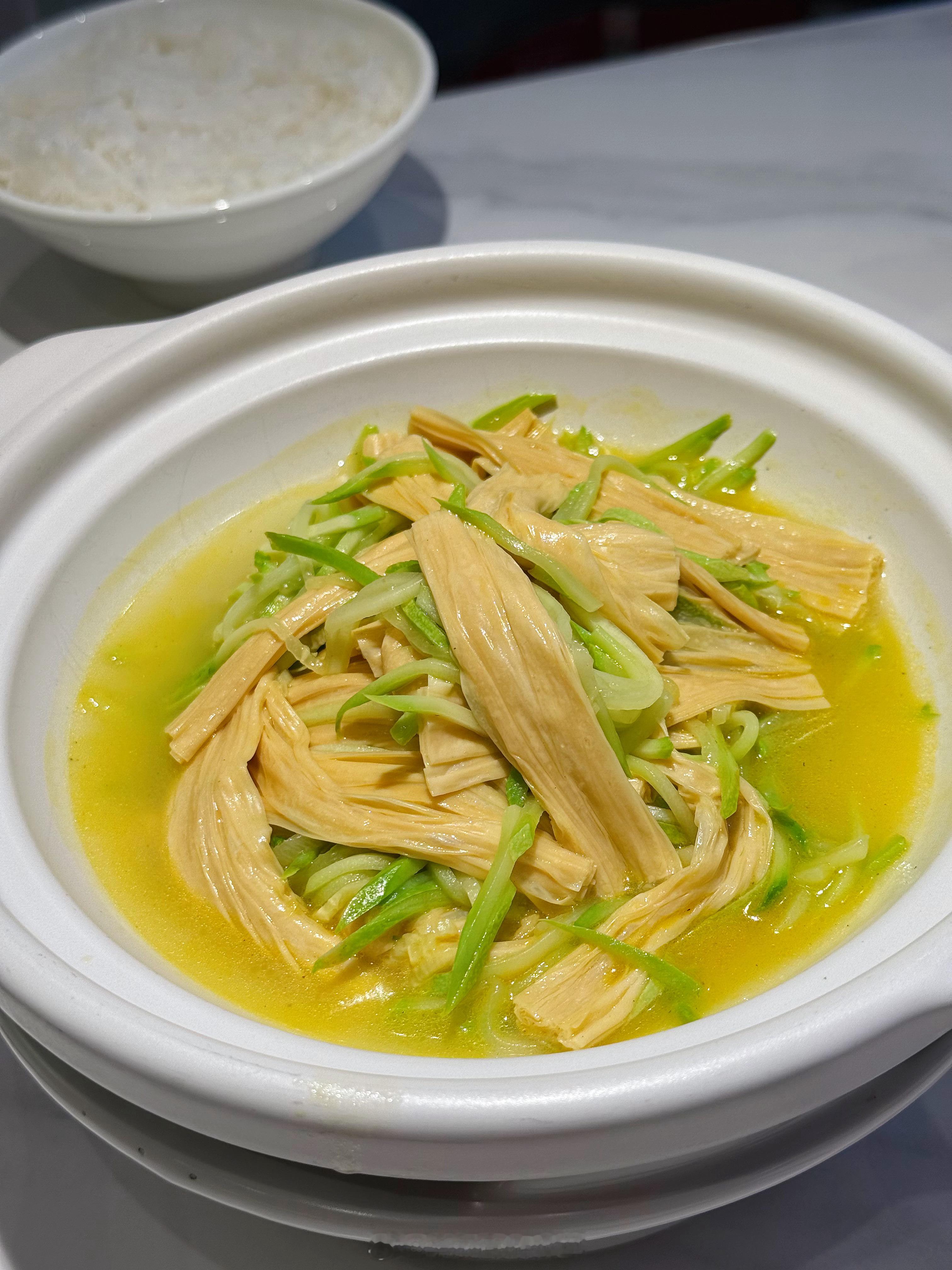 干饭人挚爱💙兰湘子🔹夏季新品来咯！姜辣凤爪🌶️砂窝小炒扁豆🫛嫩瓜焖鲜