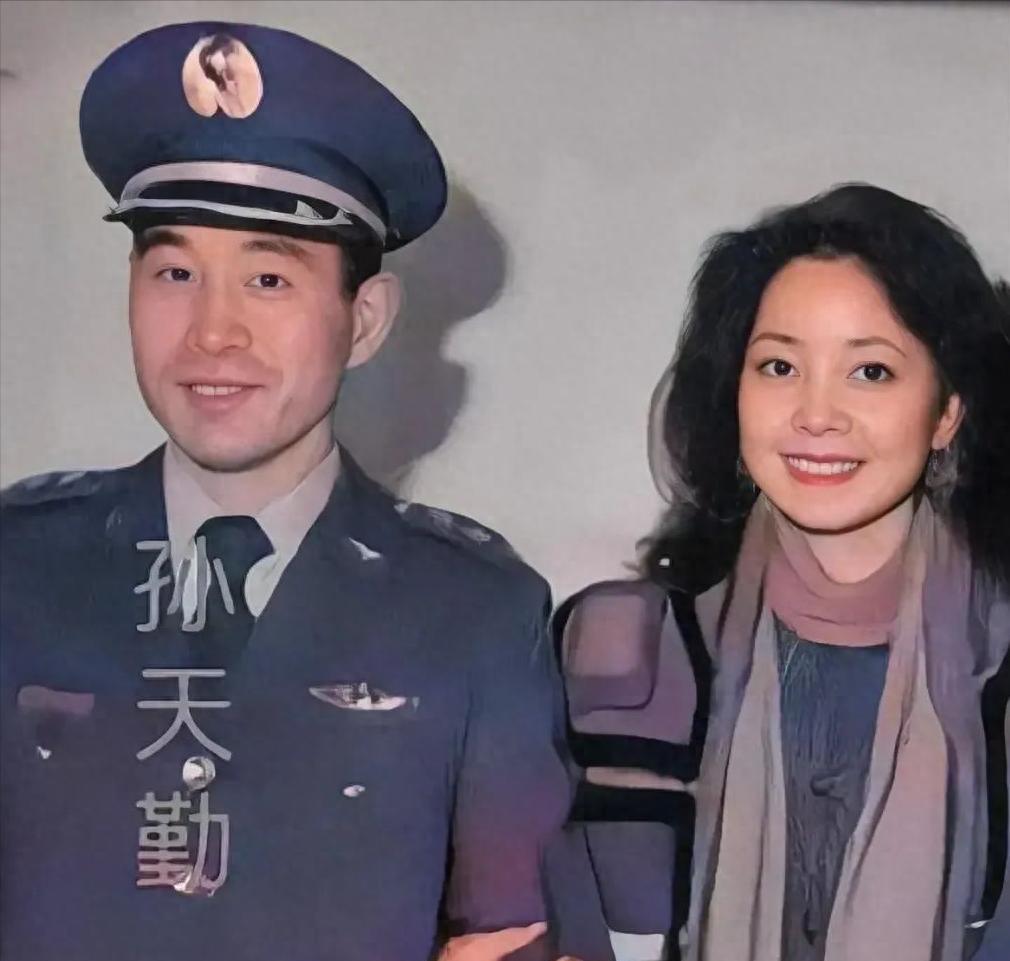 1983年，叛徒孙天勤，镜头中的他穿着军装，嘴角微扬，露出一丝笑容。 198