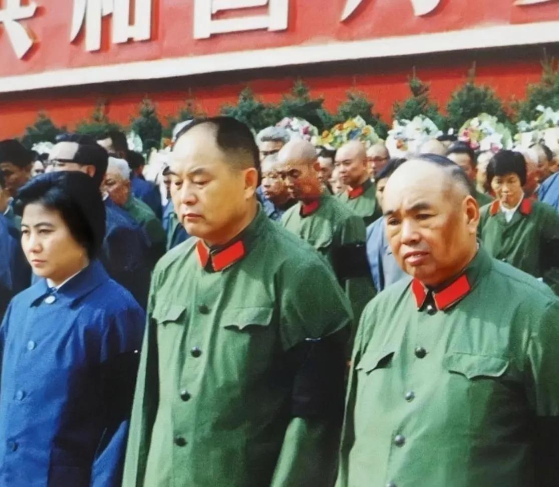 1976年，毛主席追悼大会上，许世友、李德生、吴桂贤等三人。许世友将军的经历大家