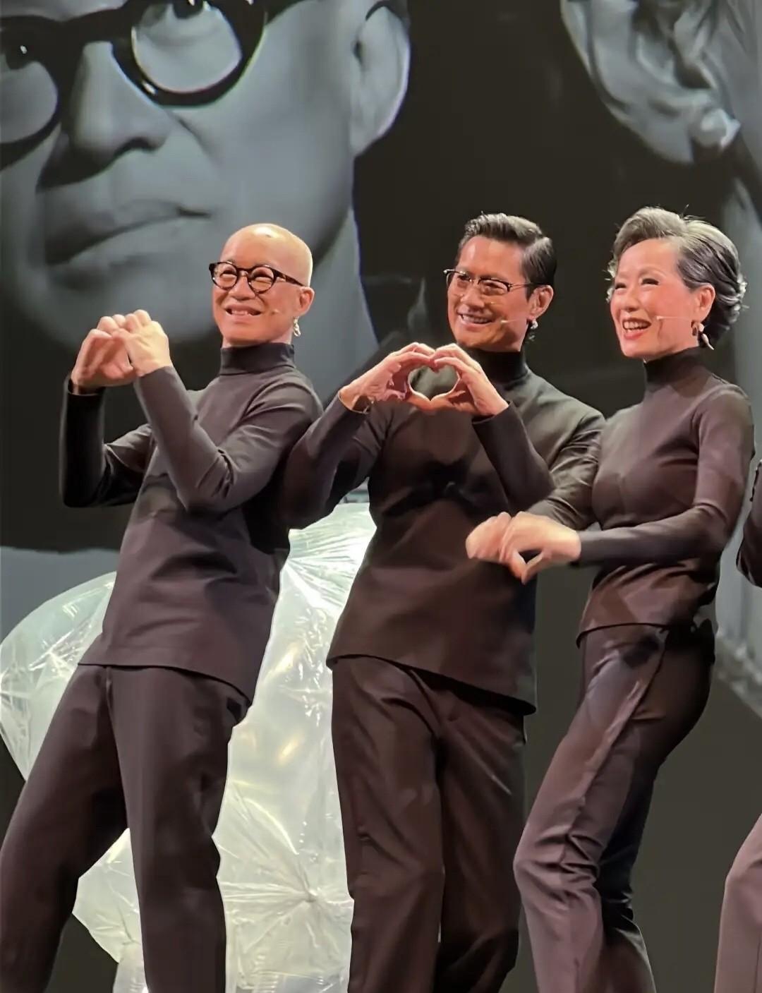 不知道你发现了没，香港的男明星和女明星他们老了之后，很多人的身材依旧很好，舞台上
