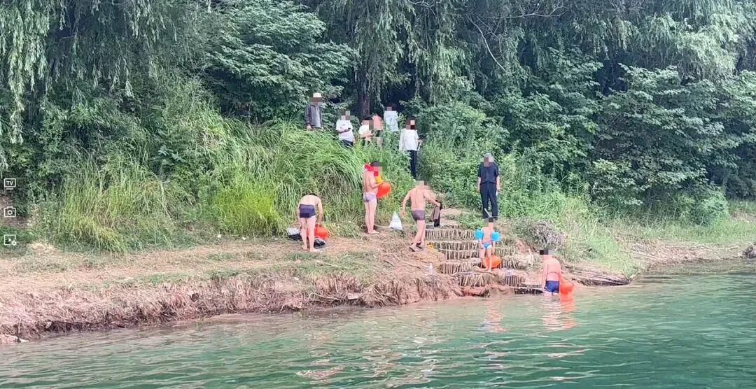 盛夏高温来袭，不少郑州市民跑到尖岗水库下水戏水纳凉，只顾一时凉快，完全忽视水下潜