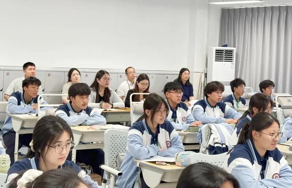 高一升高二暑假，有三个坑不能踩！家有准高二孩子的，建议转给孩子看看一、过度复