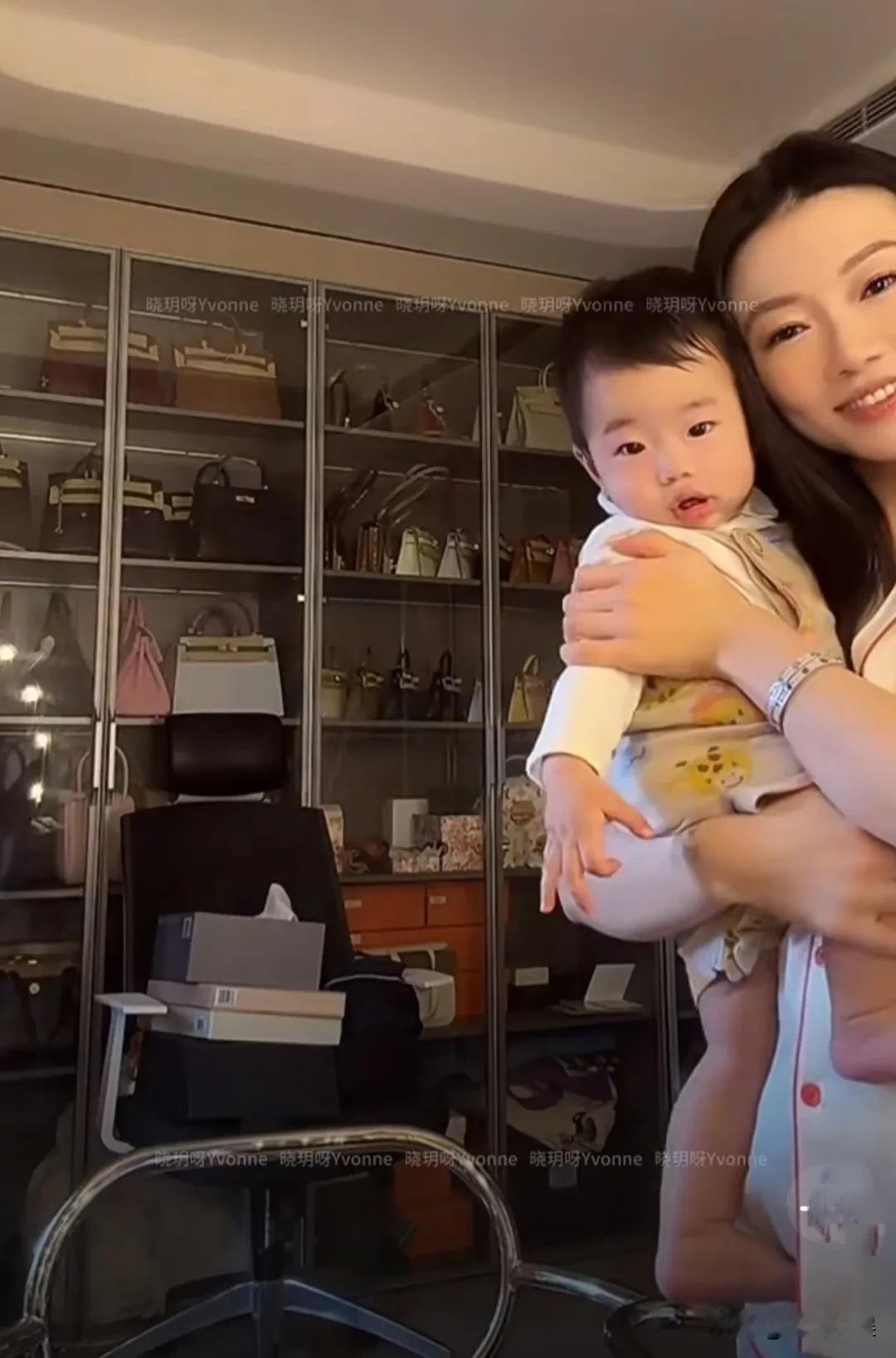 程晓玥，晒二胎儿子6个月的照片，小家伙和妈妈长得好像。但是最吸引我眼球的是，后