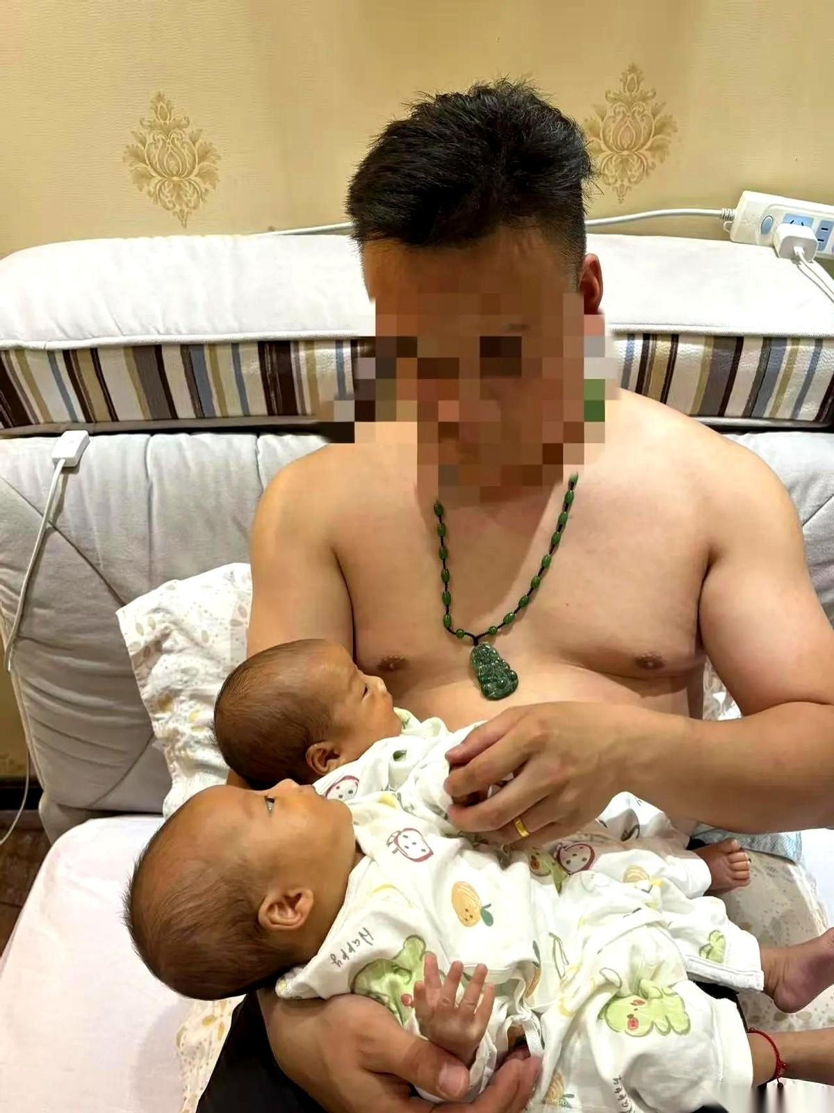 我那外甥，一米八几的大个子，直勾勾盯着产房推出来那两个一模一样的小襁褓，半天没动