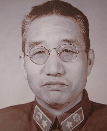 1971年八一建军节招待会上，徐向前看见了开国中将张翼翔，饶有兴致地指着他说，我