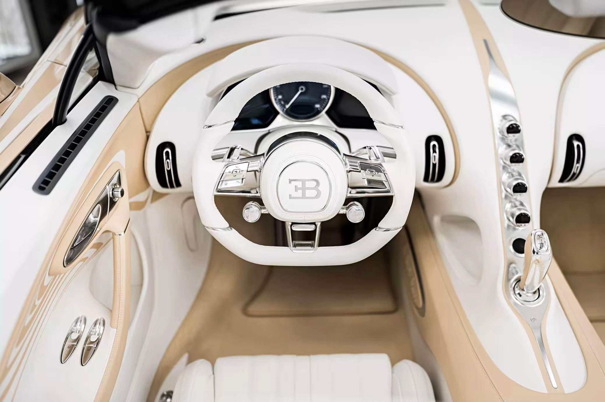 布加迪定制部门近日为一位顶级客户打造了全球仅此一台的W16Mistral特别版