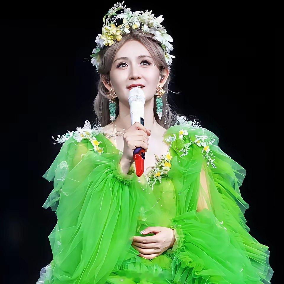 谢娜前天的演唱会，向大家传递了一个真实的信号。现在的经济是真的不景气，连主持人都