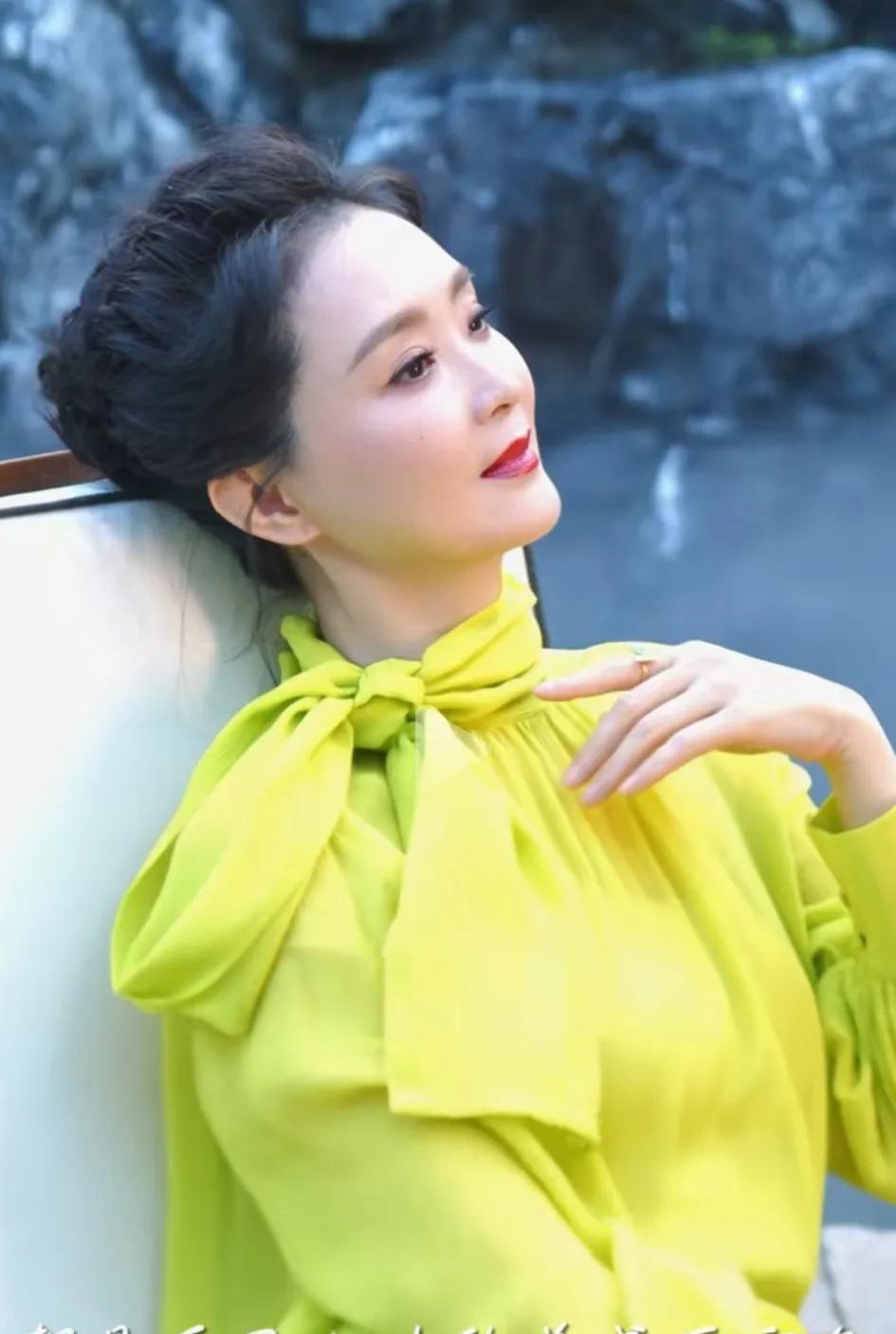 王艳曾为自己的嗓音自卑，现在为夫还债也管不了那些了，就用这个被家人奶罐放盐弄坏的