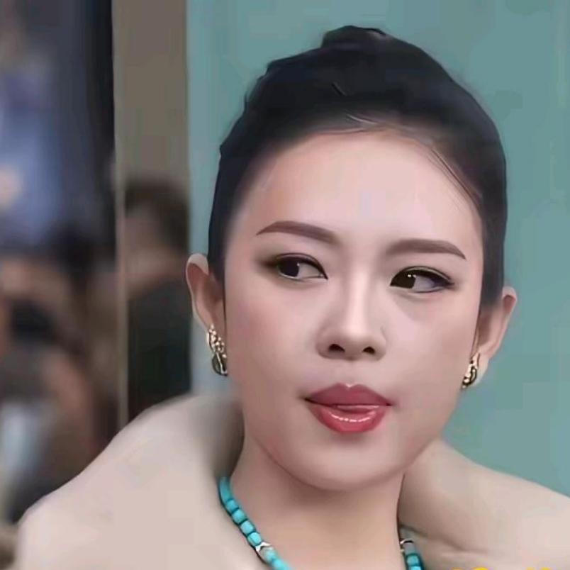 下意识的小习惯，藏着个人成长印记不少人疑惑章子怡总爱吐舌头，大多误以为只是